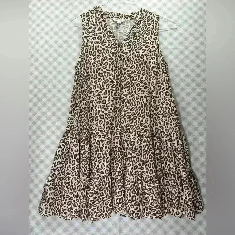 Nine West Blouse Women M Large Leopard Print V-Neck Sleeveless Ruffle Bottom